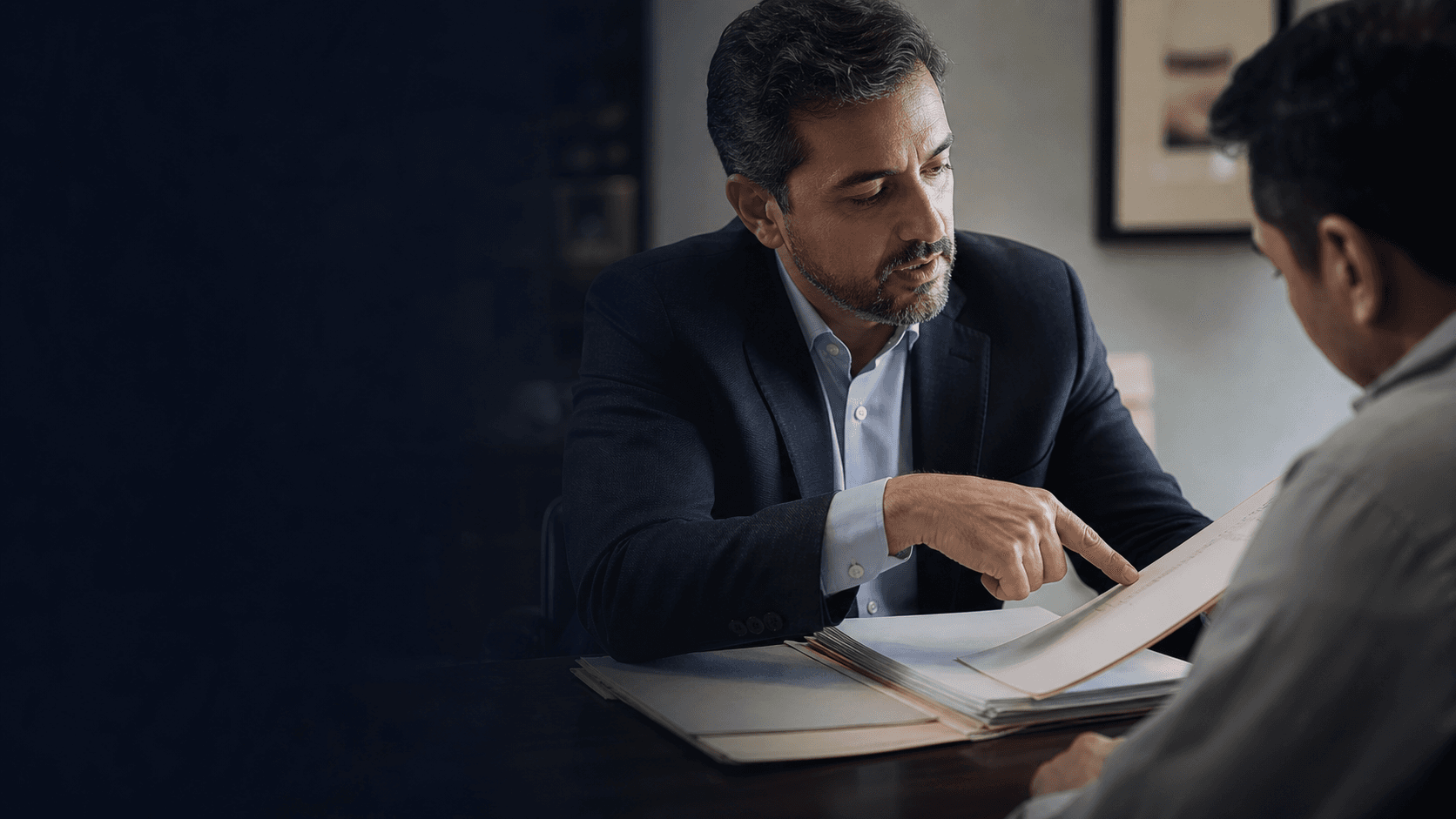 Abogado explica a su cliente el siguiente paso sobre una sentencia